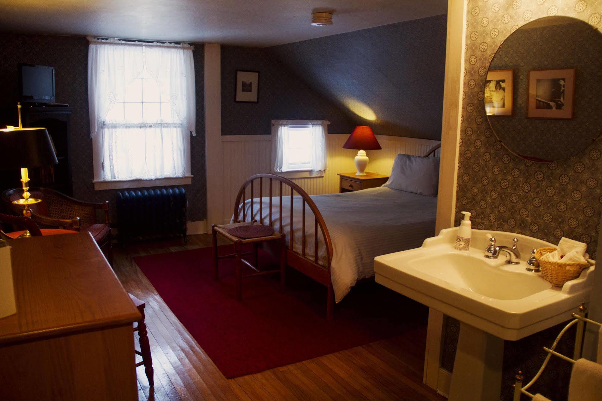Inn At Baldwin Creek & Mary'S Restaurant Bristol ภายนอก รูปภาพ